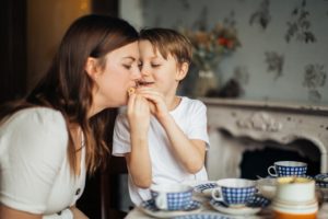 子供が母親に食べさせる画像